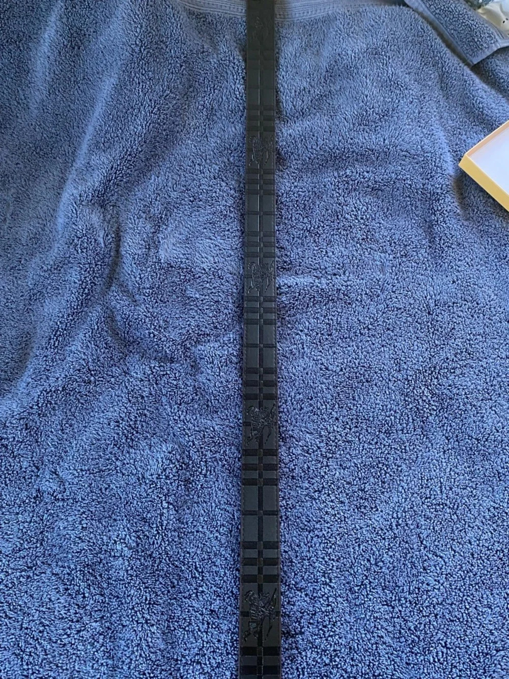 Flat/Matte Gold “B” Buckle on Reversible Burberry Belt. 115cm - Picture 6 of 9